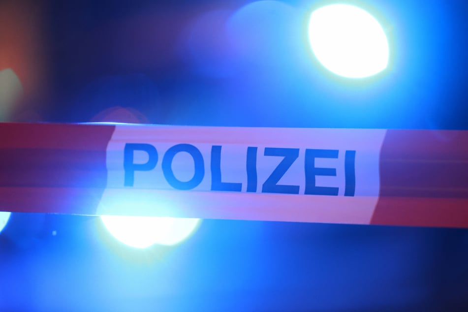 Die Leiche der entdeckten Frau soll am Dienstag obduziert werden. Zwischen ihrem Fundort und dem Unfallort des 19-Jährigen liegen rund 26 Kilometer.