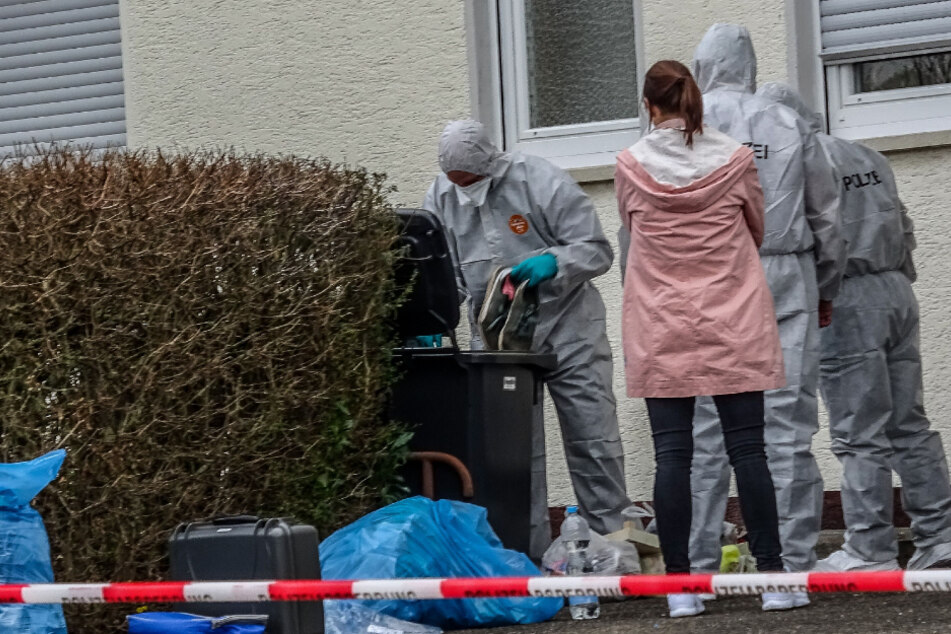 Beamte der Spurensicherung am Mittwoch vor Ort.