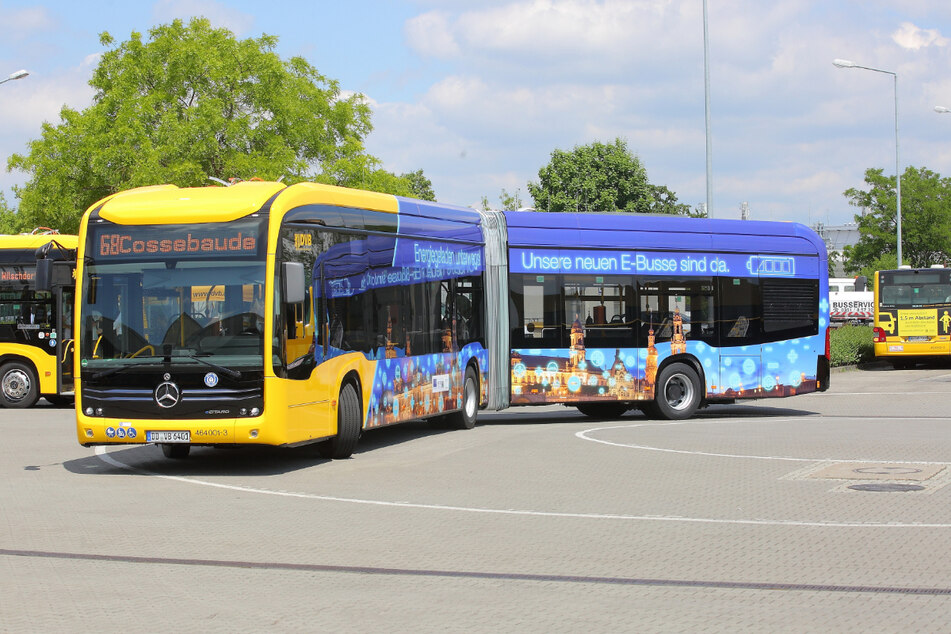 Dresdens Zukunft: Auf dem Busbetriebshof Gruna haben die Dresdner Verkehrsbetriebe am Donnerstag ihre bereits betriebsbereiten Elektrofahrzeuge ein paar Runden drehen lassen.