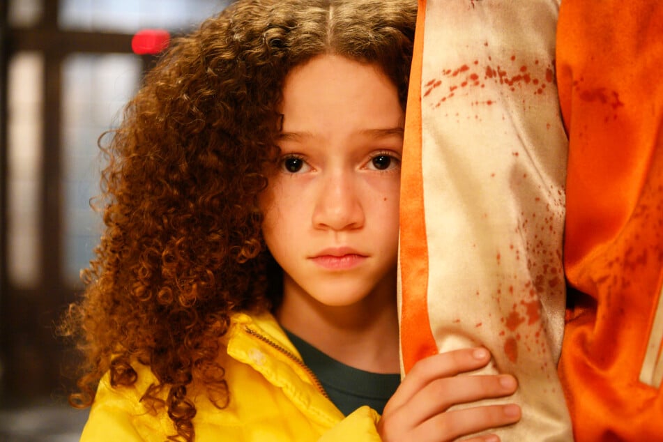 Emily (Chloe Coleman, 13) wird von Samantha (Karen Gillan, 33) aus den Händen mehrerer Entführer gerettet.