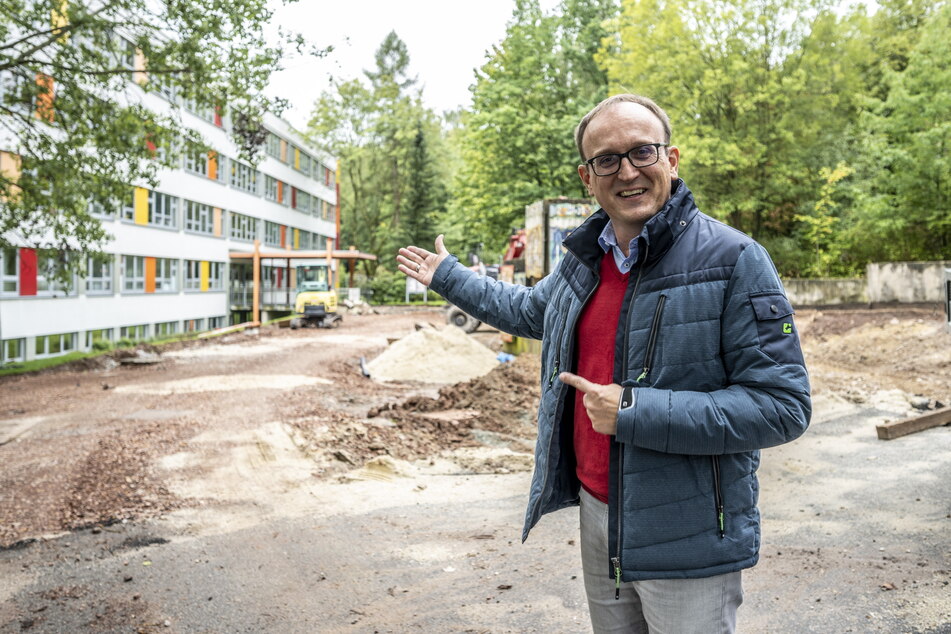Jörg Vieweg (51) vom Bürgerverein freut sich, dass der Vorplatz der Grundschule "Am Stadtpark" nach langer Vorbereitung endlich neu gestaltet wird.