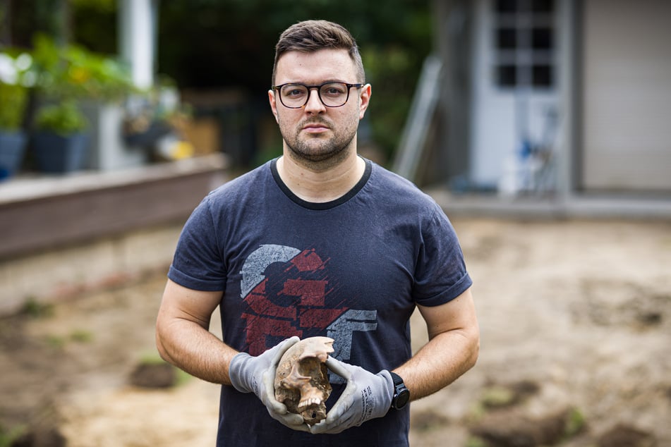 Grundstücksbesitzer Felix Chall findet immer wieder Knochen in seinem Garten.