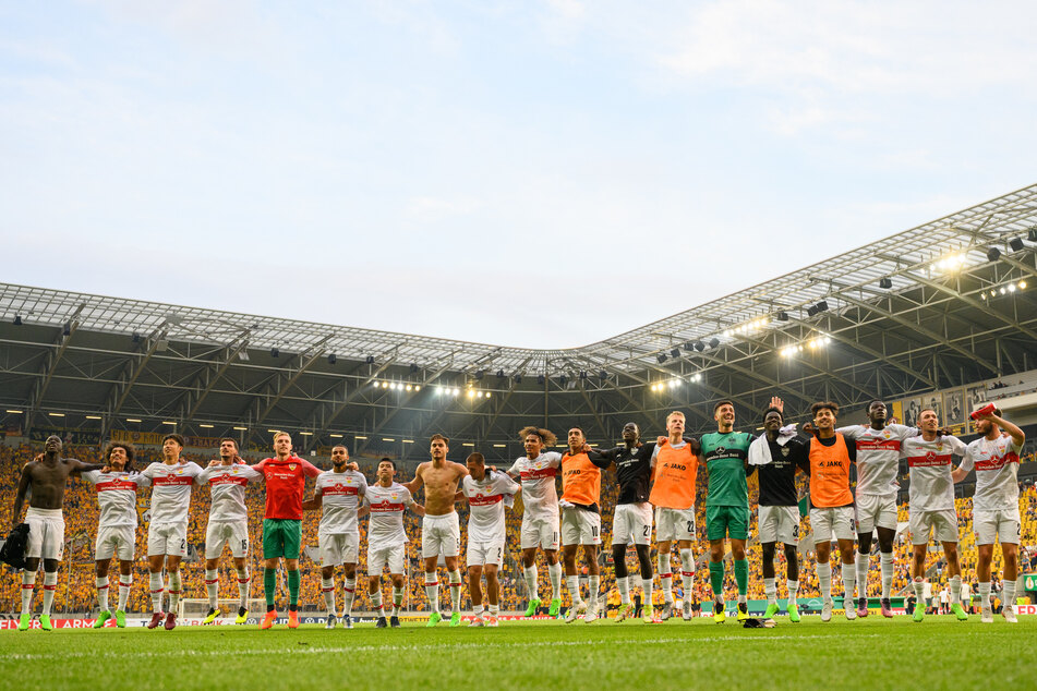 Die VfB-Stuttgart-Spieler jubeln nach dem 0:1 Sieg gegen Dynamo Dresden.