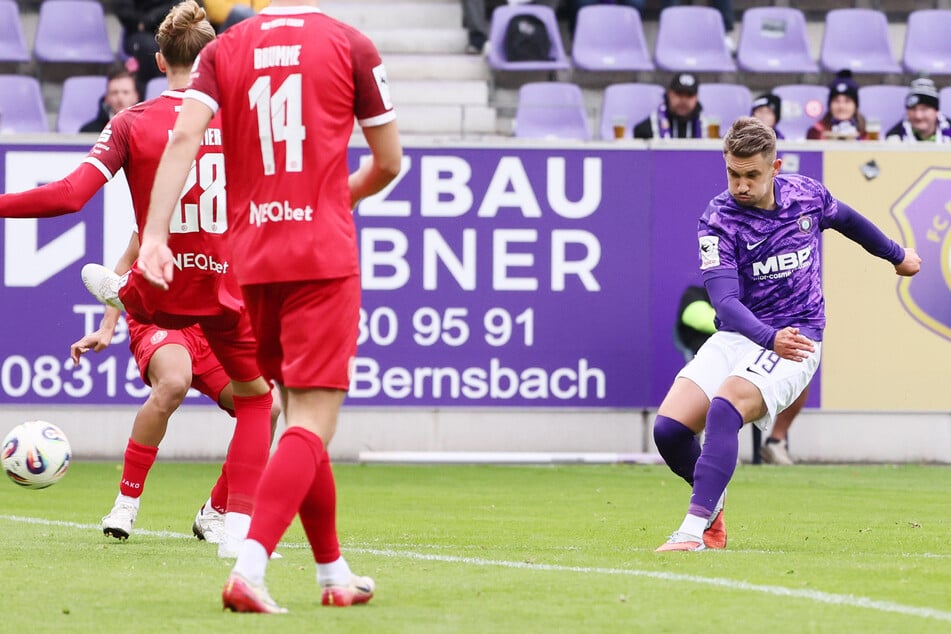 Dieses Tor war eine Ansage: Julian Guttau (r.) schmettert den Ball zum 1:0 in den Kasten.