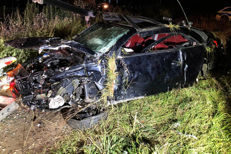 Auto kommt von der A65 ab und überschlägt sich mehrfach: Fahrer eingeklemmt