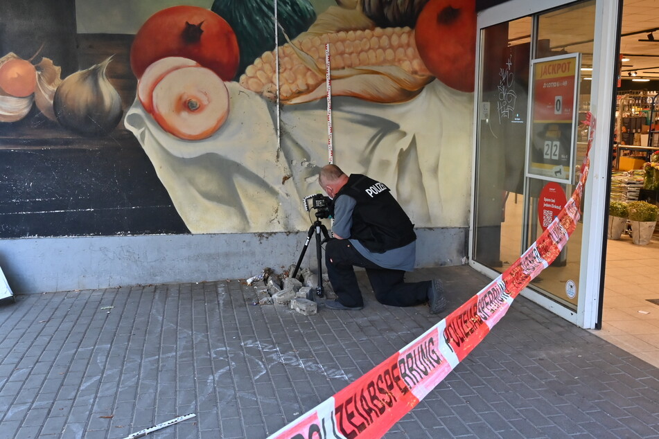 An einem Konsum in der Gregor-Fuchs-Straße wurden am Dienstagmorgen Spuren gesichert.