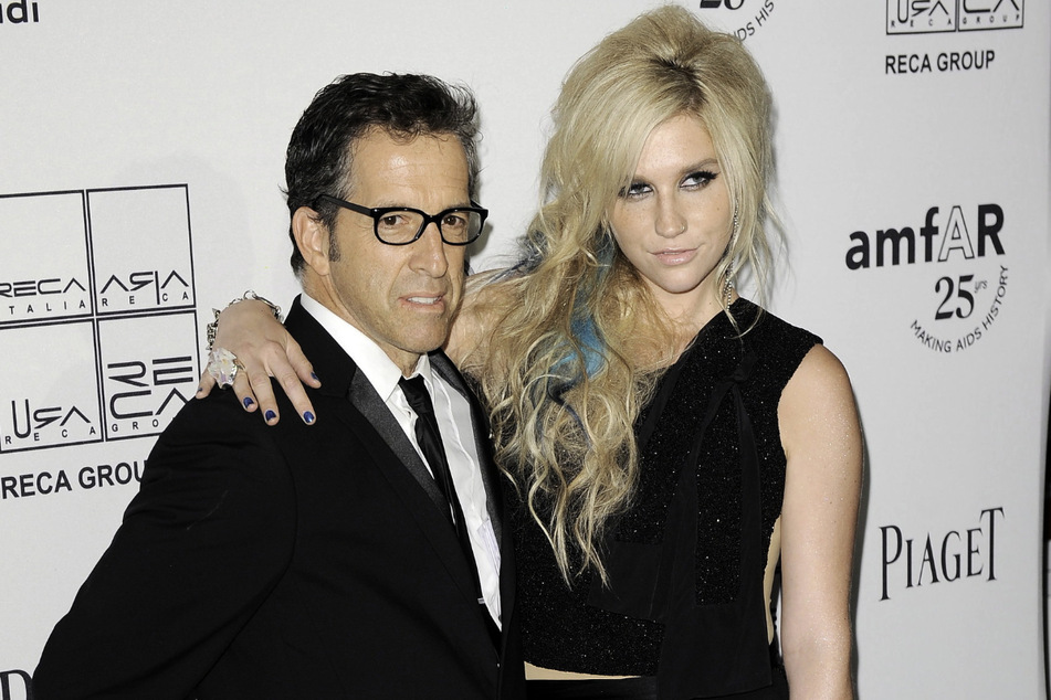 Ke$ha mit Designer Kenneth Cole (69). Über ihr Liebesleben spricht die Sängerin nur selten, zeigt sich zumeist ohne einen Partner in der Öffentlichkeit.