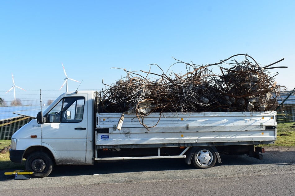 So überladen präsentierte sich der Kleintransporter den Beamten auf der Autobahn.