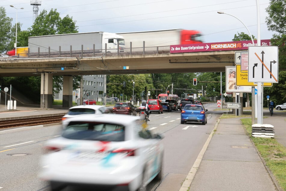 Ausführliche Tests sollen zeigen, ob es an der Südring-Brücke unerkannte Risse gibt.