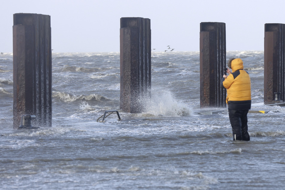 An der Nordseeküste wird wegen des Orkans eine Sturmflut erwartet. (Archivbild)