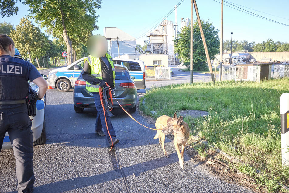 Bei der Fahndung nach dem mutmaßlichen Schleuser setzte die Polizei auch einen Fährtenhund ein.