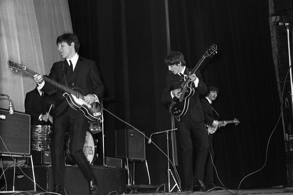 Die Höfner 500/1 in seiner Hand: Paul McCartney (r.) bei einem Beatles-Auftritt 1963.