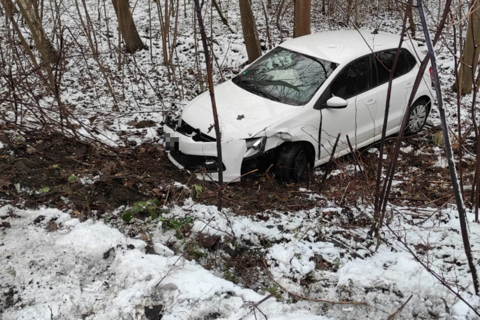 Polo rauscht in Waldstück: VW-Fahrer bei Unfall in Leipzig verletzt