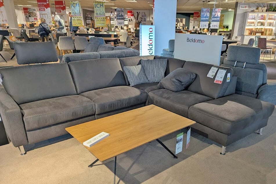 XXXLutz verkauft Schlafsofas, Bettwäsche, Kochtopfsets und mehr am Sonntag (4.1.) super günstig