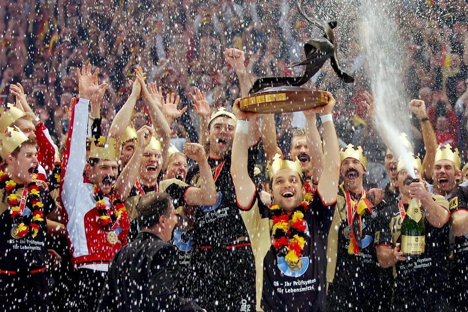 Markus Baur (54) streckte 2007 den Handball-WM-Pokal in die Höhe. Er hilft seinem Sohn, wo er kann.