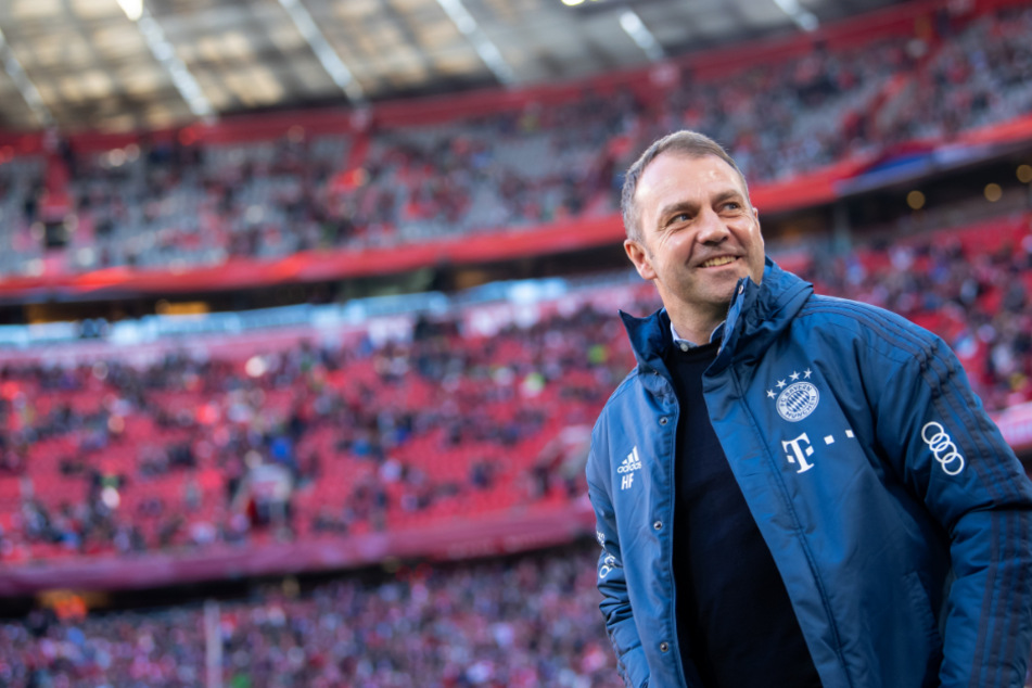 Hansi Flick (55) darf nach 30 Jahren wieder die Meisterschale in den Händen halten.