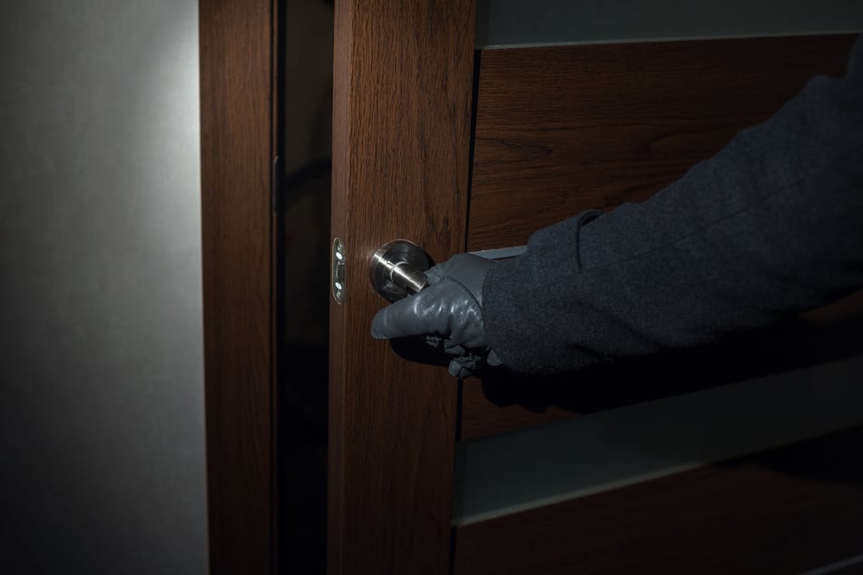 Vermutlich hatte sich nur einer der drei Täter Zugang zur Wohnung der 88-Jährigen verschafft. (Symbolbild)