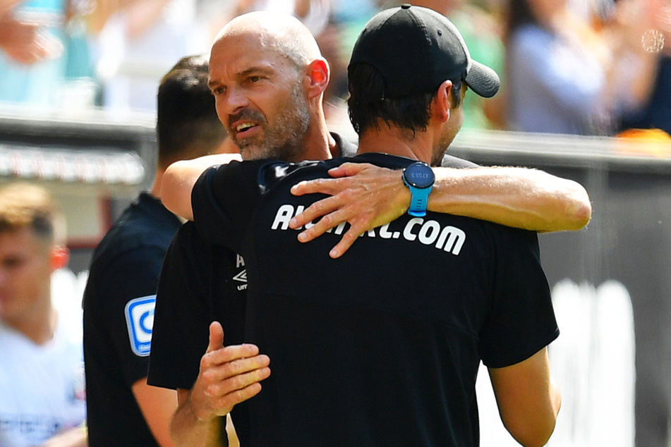 Geteilte Freude ist doppelte Freude: Alexander Schmidt (52) umarmt seinen Co-Trainer Ferydoon Zandi (42, r.).