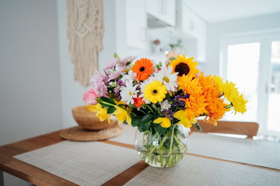 So sehen Blumen in der Vase oft nicht lange aus. Wie kann man Schnittblumen länger frisch halten?