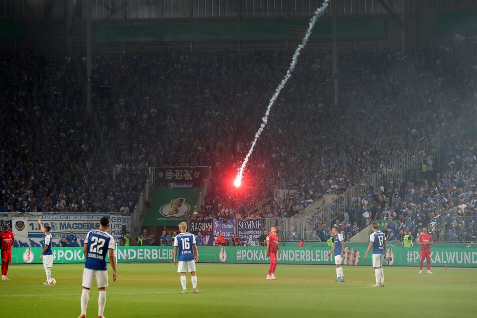 Passiert leider immer wieder und ist so gefährlich: Eine Leuchtrakete fliegt aus dem Frankfurter Block aufs Spielfeld.