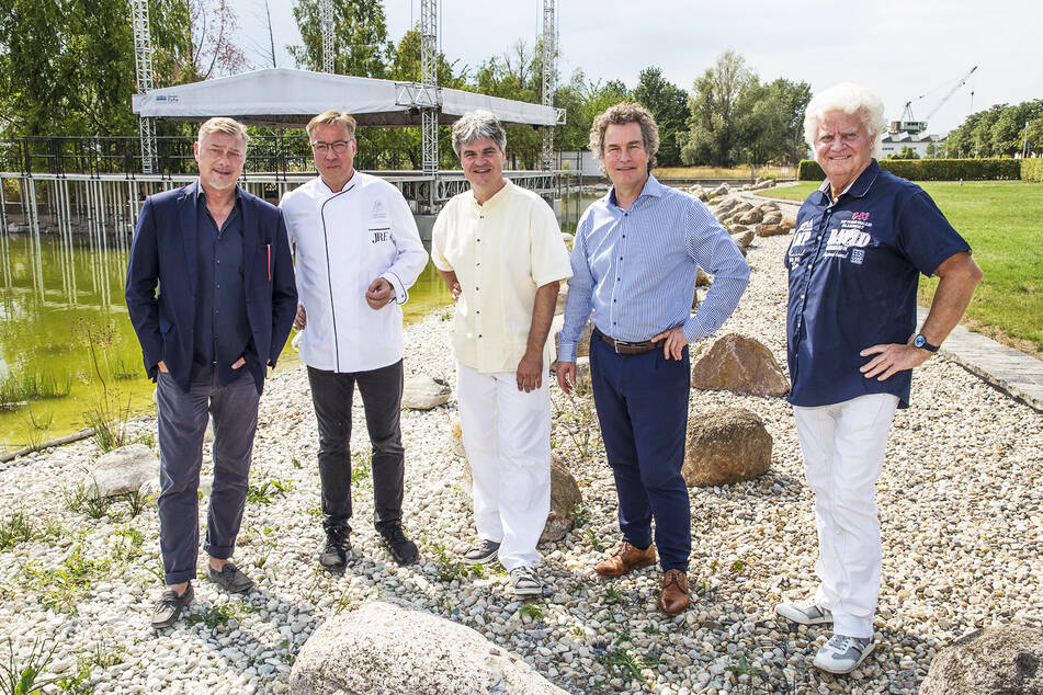 v.l.n.r.: Opernsänger Renè Pape (55), Spitzenkoch Mario Pattis (50), Sinfoniker-Intendant Markus Rindt (53), Dirigent Mathias Förster (54) und Dixieland-Leiter Joachim Schlese (80, v.l.) wollen die Besucher musikalisch und kulinarisch unterhalten.