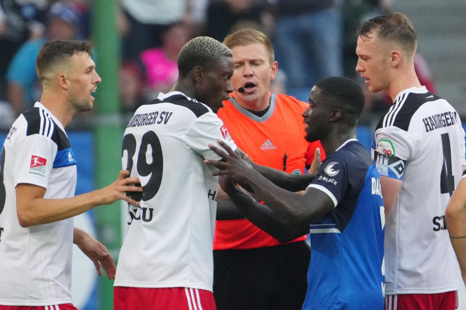 Schiedsrichter Robert Schröder (40, M.) verteilte beim Spiel des HSV gegen Darmstadt im August 2022 vier (!) Rote Karten. (Archivfoto)