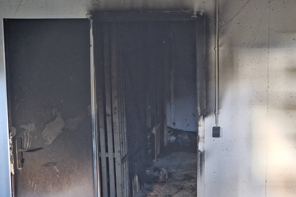 Bilder von vor Ort zeigen, wie heftig das Feuer im Keller gewütet haben muss.