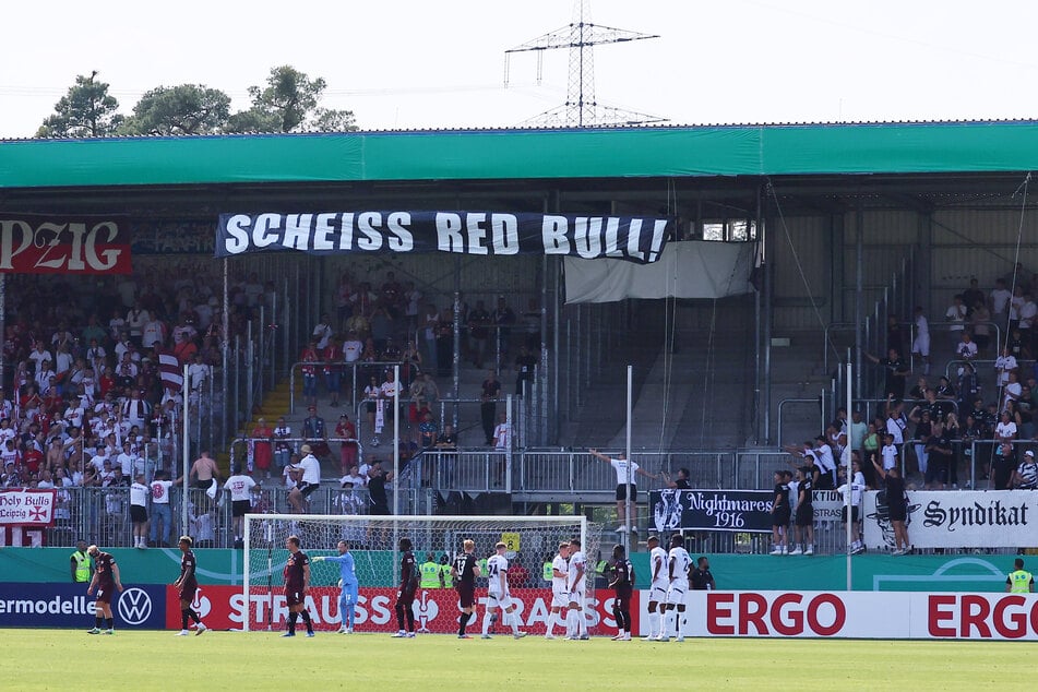 Die Sandhausen-Fans versuchten ein "Scheiß Red Bull!"-Banner per Seilzug zu den Sachsen zu bringen.