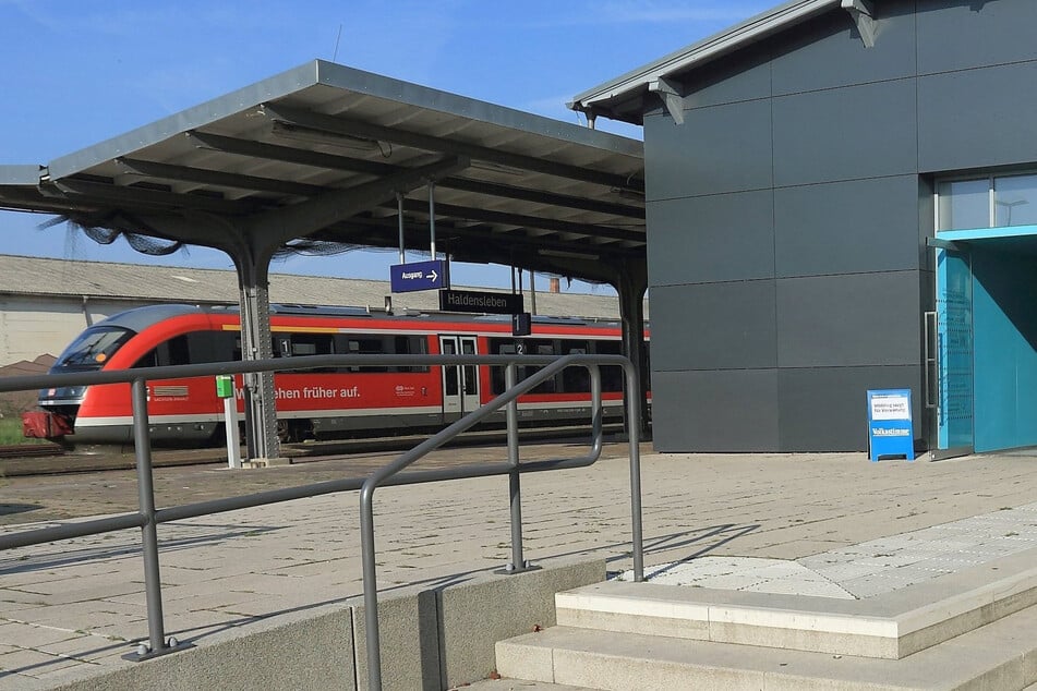 Am Bahnhof Haldensleben wurde ein Mann gewürgt und mit einem Messer verletzt. (Archivfoto)