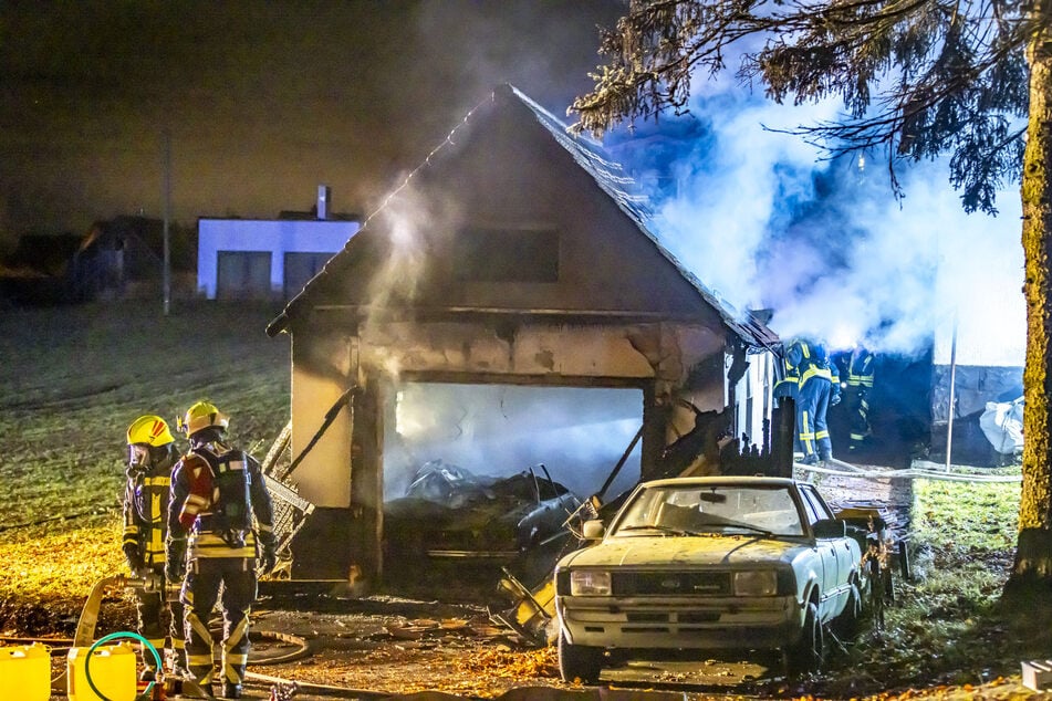 Ein Oldtimer fiel den Flammen zum Opfer.