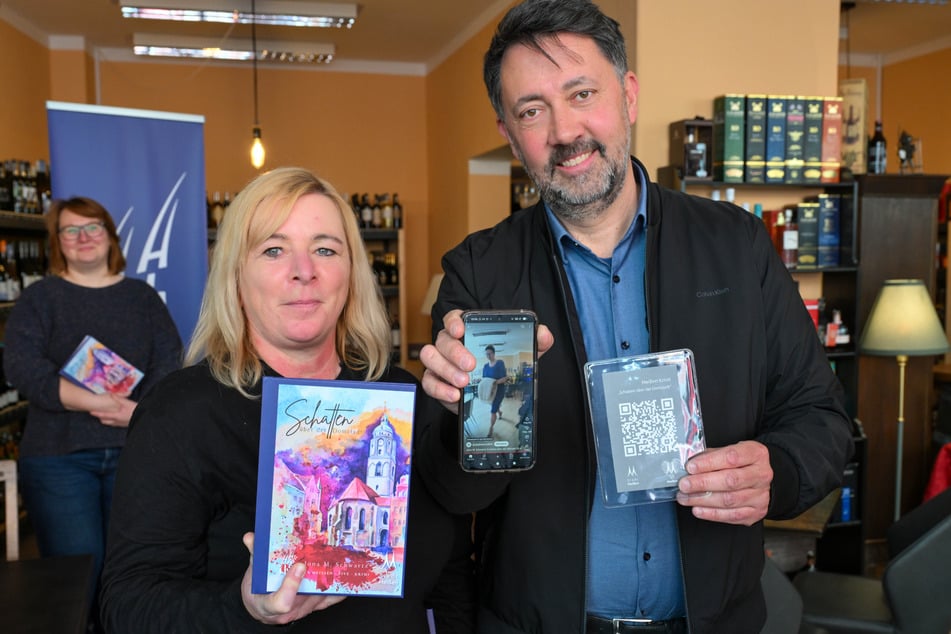 Amtsleiter Christian Friedel (48) und Autorin Jona M. Schwartz (49) zeigen den ersten Meißen-Live-Krimi "Schatten über der Domstadt".