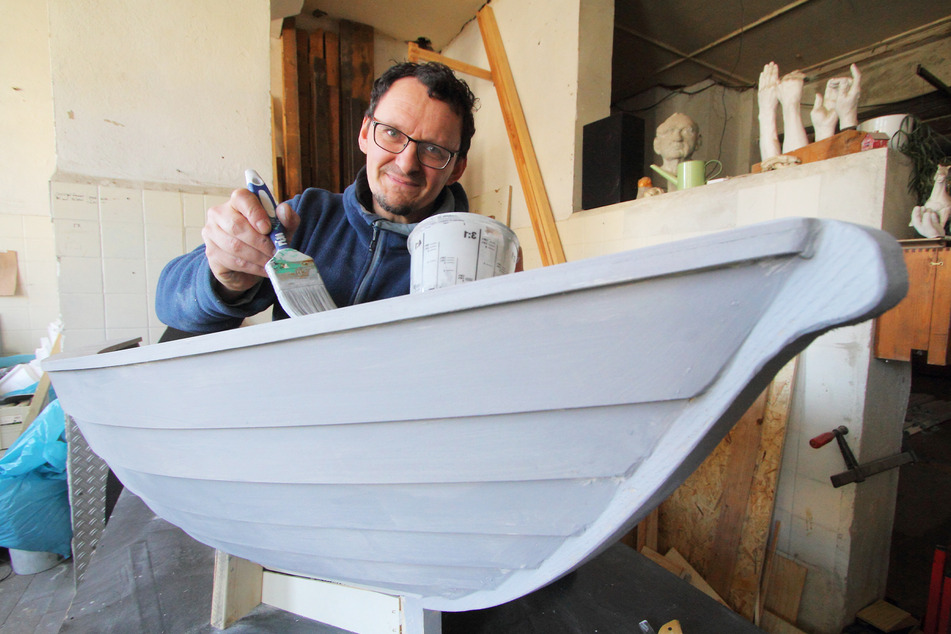 Bildhauer Alexander Preißler (46) grundiert das Boot mit Brandschutzanstrich.