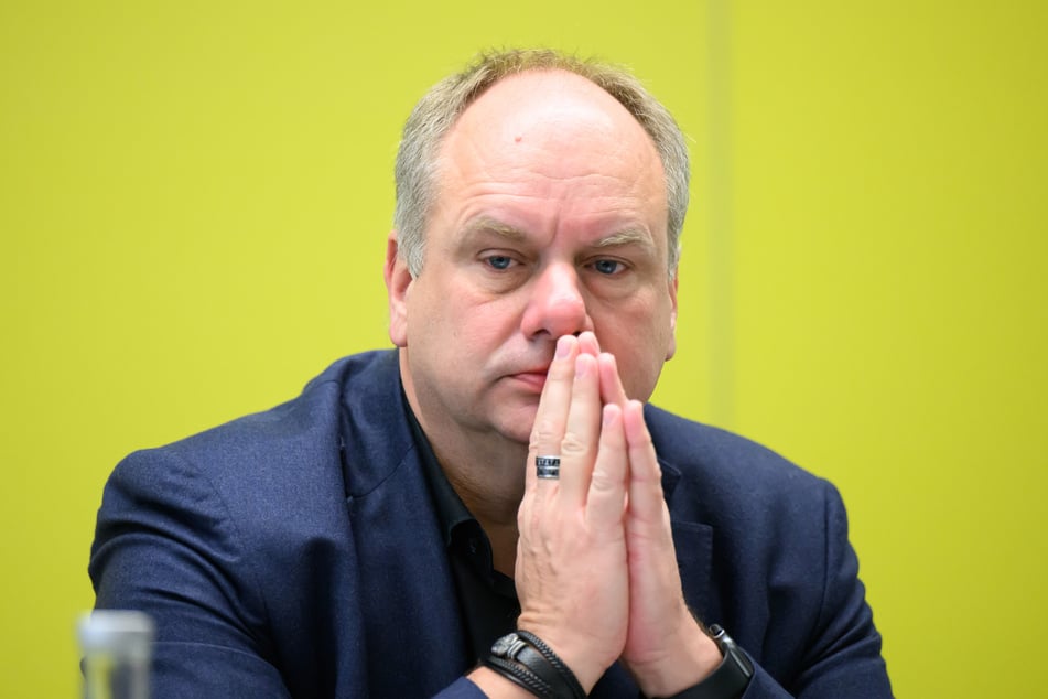 Oberbürgermeister Dirk Hilbert (53, FDP) kann selbst nicht vor Ort sein und wird von der Kulturbürgermeisterin Annekatrin Klepsch (48, Die Linke) vertreten.
