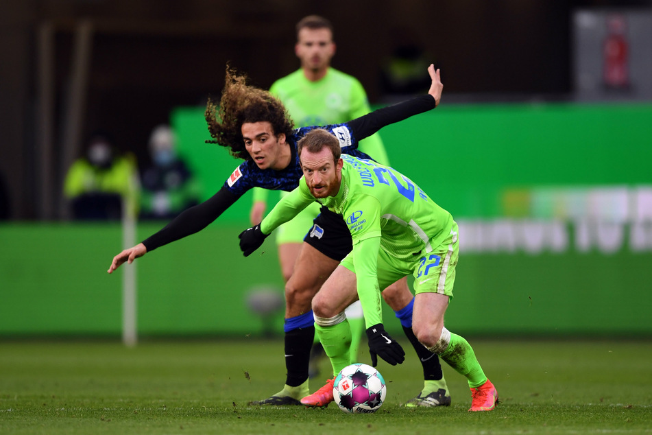 Mittelfeldduell: VfL-Sechser Maximilian Arnold (r.) und Herthas Matteo Guendouzi kämpfen um den Ball.