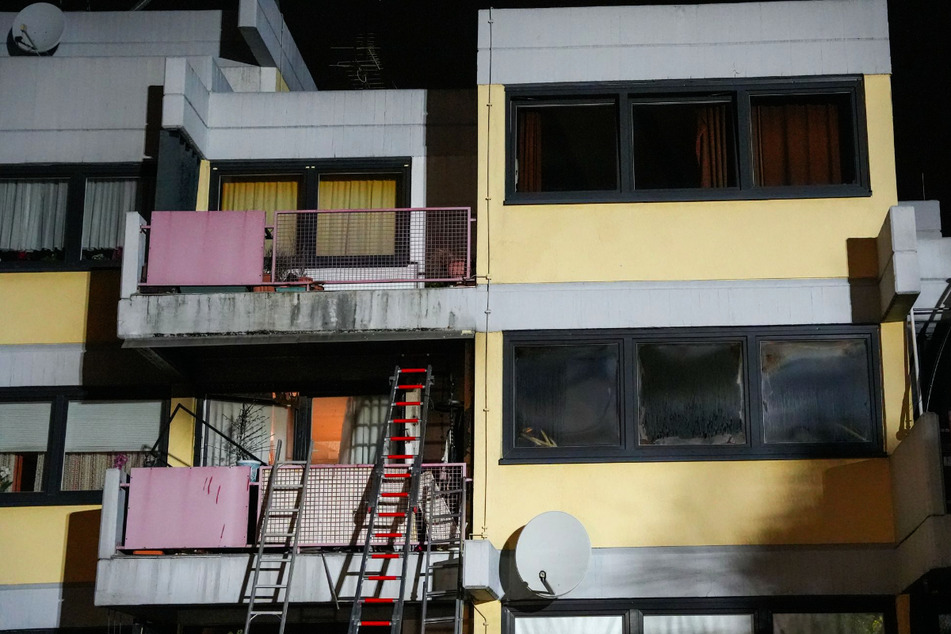 Teelicht war der Auslöser: Zehn Verletzte bei Brand in Mehrfamilienhaus