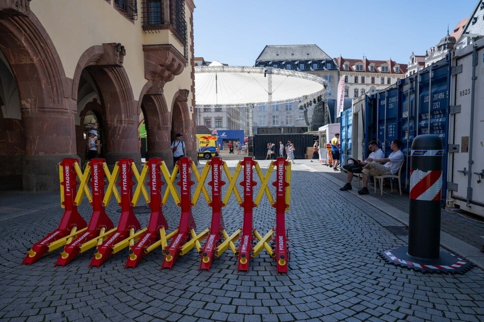 Zahlreiche fest und mobile Sperren sichern die Zugänge zum Marktplatz.