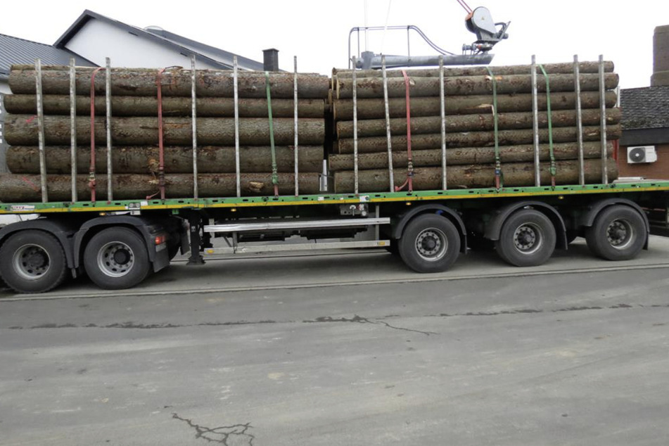 Am Dienstag wurde dieser Holztransport einer bereits der Polizei bekannten Firma kontrolliert. Und schon wieder mussten die Beamten feststellen: total überladen!