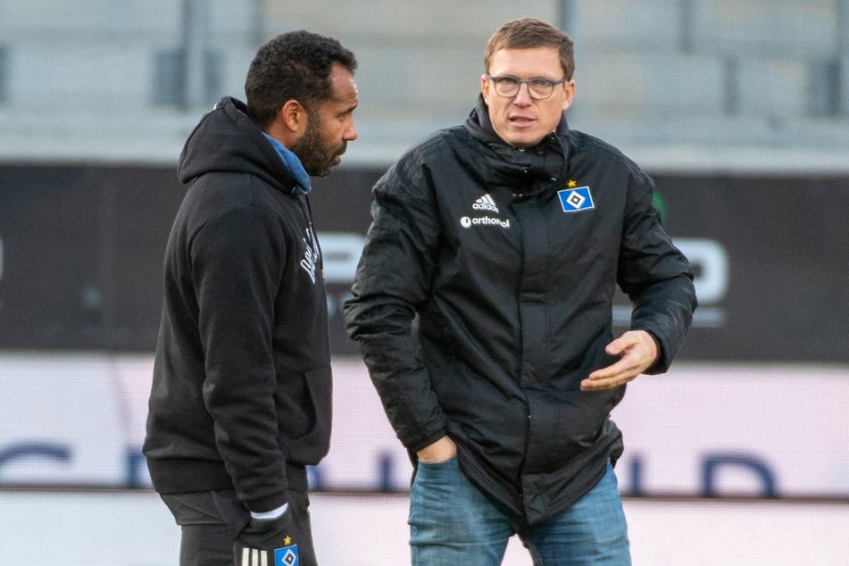 Der Sportchef der Rothosen (l., hier im Gespräch mit Cheftrainer Daniel Thioune) hat eine Unruhe im Inneren des Vereins abgestritten. (Archivfoto)