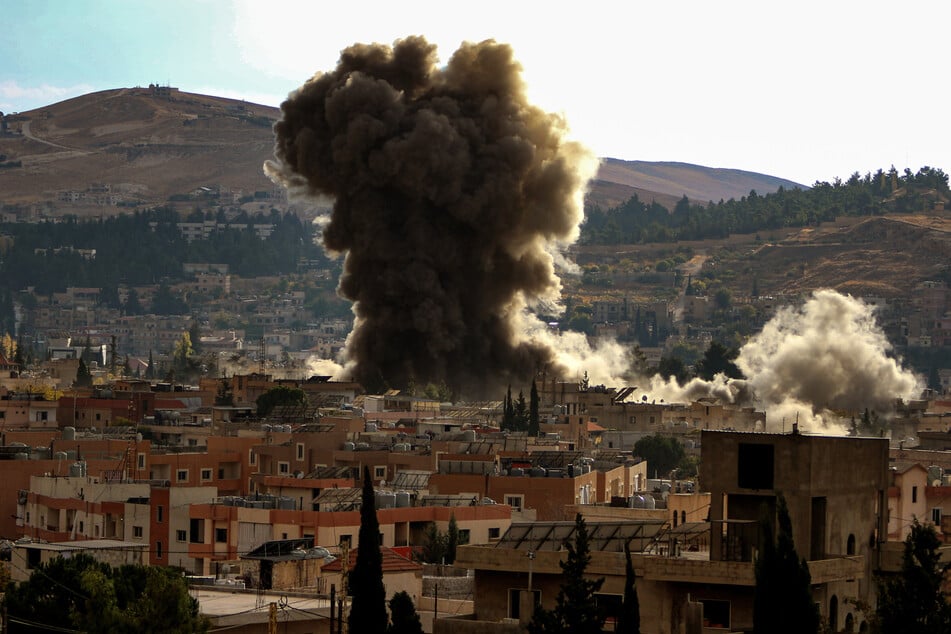 Nach einem israelischen Angriff auf die antike Stadt inmitten des anhaltenden Konflikts zwischen den israelischen Streitkräften und der Hisbollah steigt starker Rauch auf. (Archivbild)