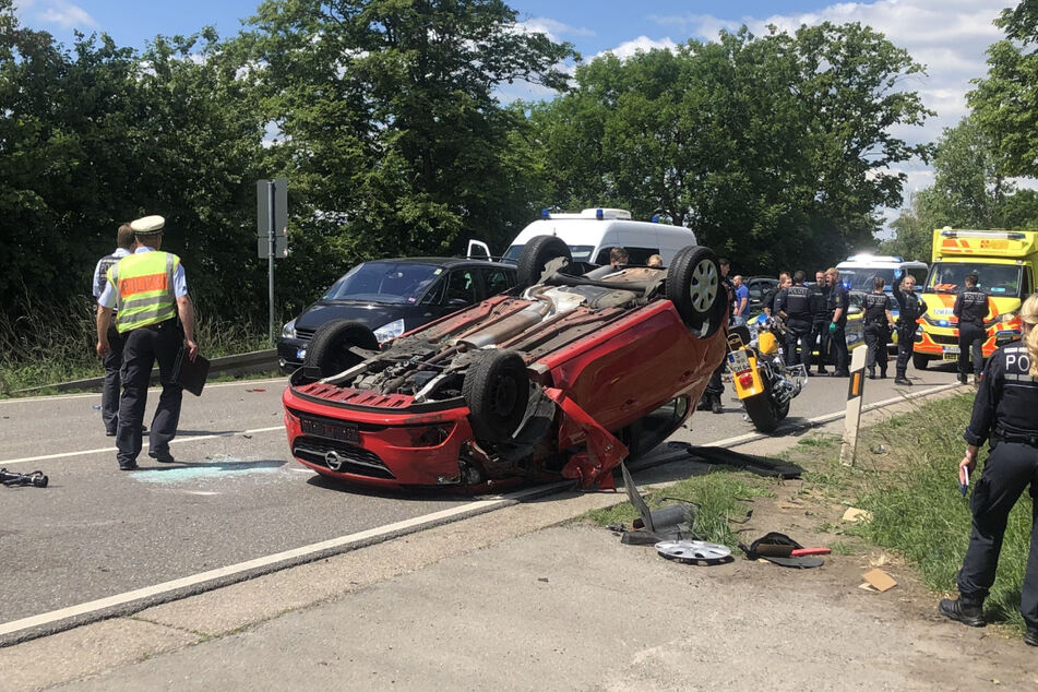 Polizisten gehen an der Unfallstelle ihrer Arbeit nach.