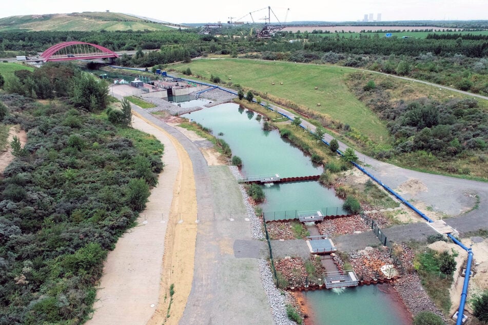 Der Störmthaler Kanal wurde künstlich im Kippengebiet zwischen dem Störmthaler und dem Markkleeberger See angelegt.