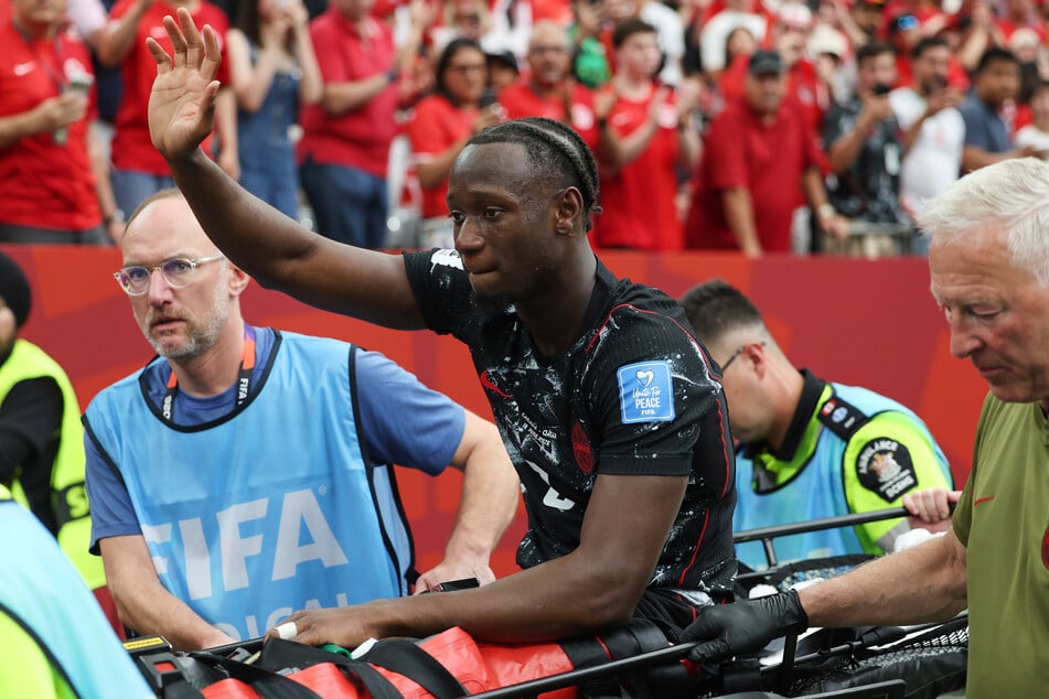 Ismael Koné musste aus dem Stadion getragen werden.