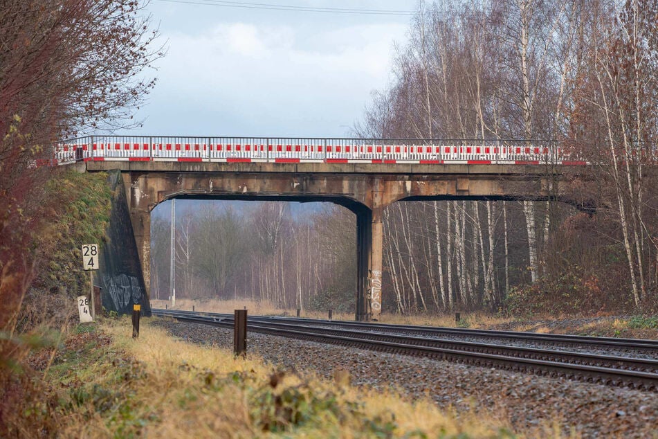 Die Eisenbahnbrücke am Kummersberg ist einsturzgefährdet.