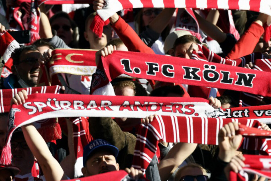 Emotionale Geste: 1. FC Köln gedenkt vor dem Spiel gegen Wolfsburg getöteten Kindern in der Ukraine