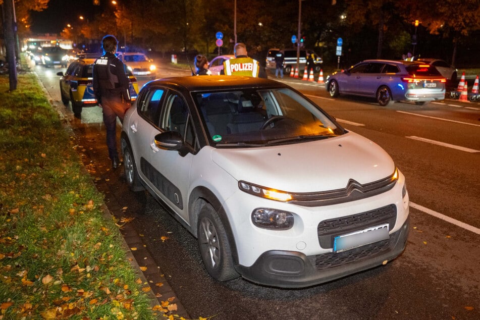 Ein Fahrradfahrer soll von einem Auto erfasst worden sein.