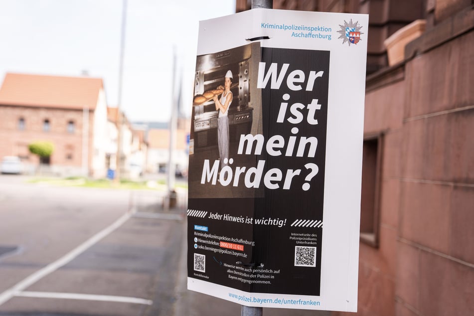 Ein Plakat der Kriminalpolizeiinspektion Aschaffenburg mit der Aufschrift "Wer ist mein Mörder?", das den ermordeten Klaus Berninger zeigt, hängt in der Innenstadt.