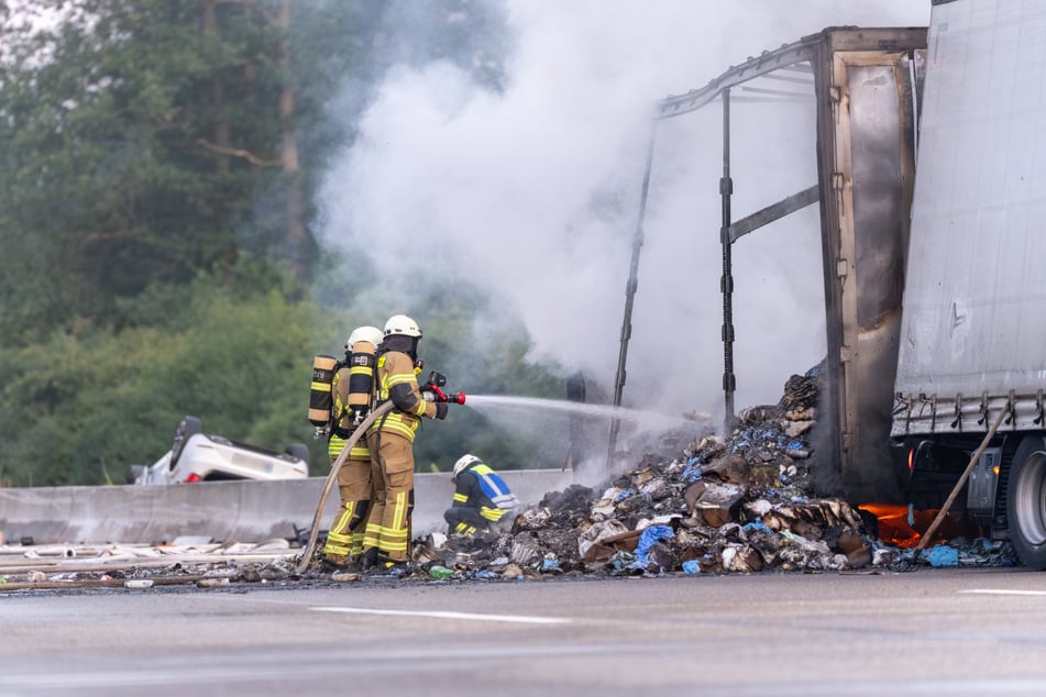 Die Feuerwehr musste den Anhänger löschen und dabei auf explodierende Spraydosen Acht geben.