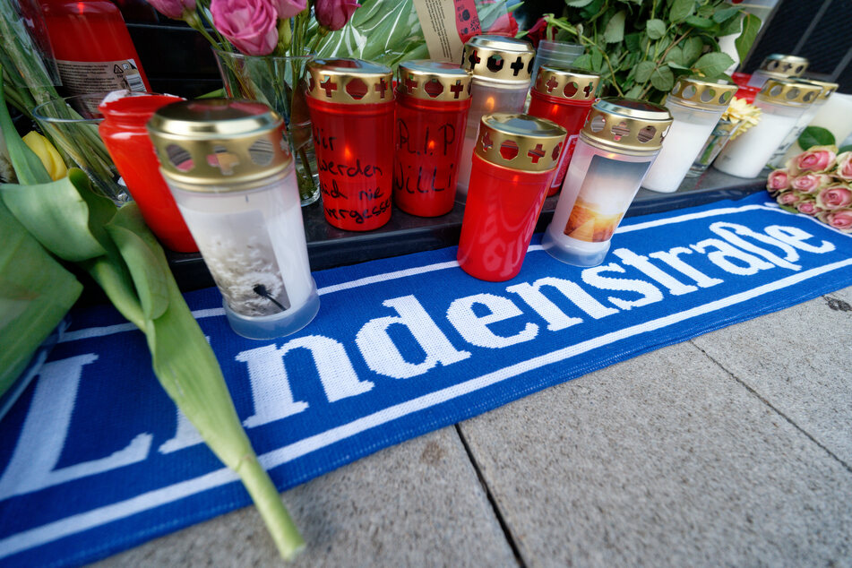 Blumen und Kerzen stehen vor dem Haus in Köln-Mülheim, in dem der verstorbene Schauspieler und Reality-TV-Star bis zuletzt wohnte.