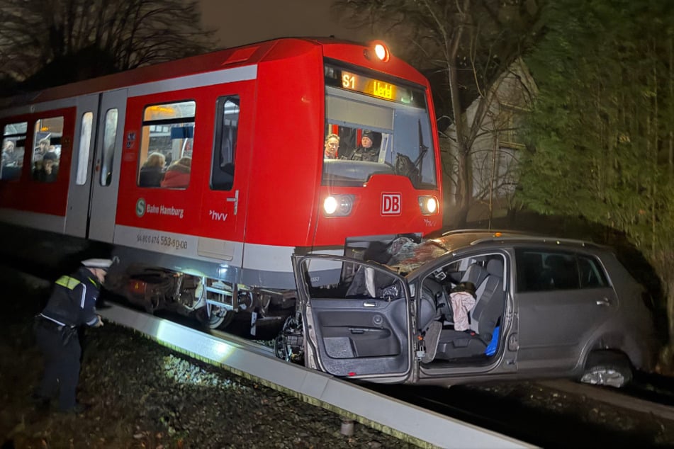 Die S-Bahn kollidierte mit dem Wagen und schleifte ihn mehrere Meter mit.