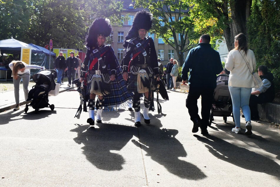 Die Berlin Police Pipe Band setzte sich in Gang ...